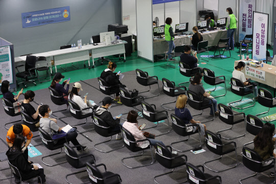 코로나19 백신 완전 접종률이 62.5%를 기록한 15일 오전 서울 서대문구 코로나19 예방접종센터에서 백신 접종을 마친 시민들이 이상반응 모니터링을 위해 기다리고 있다.   연합뉴스